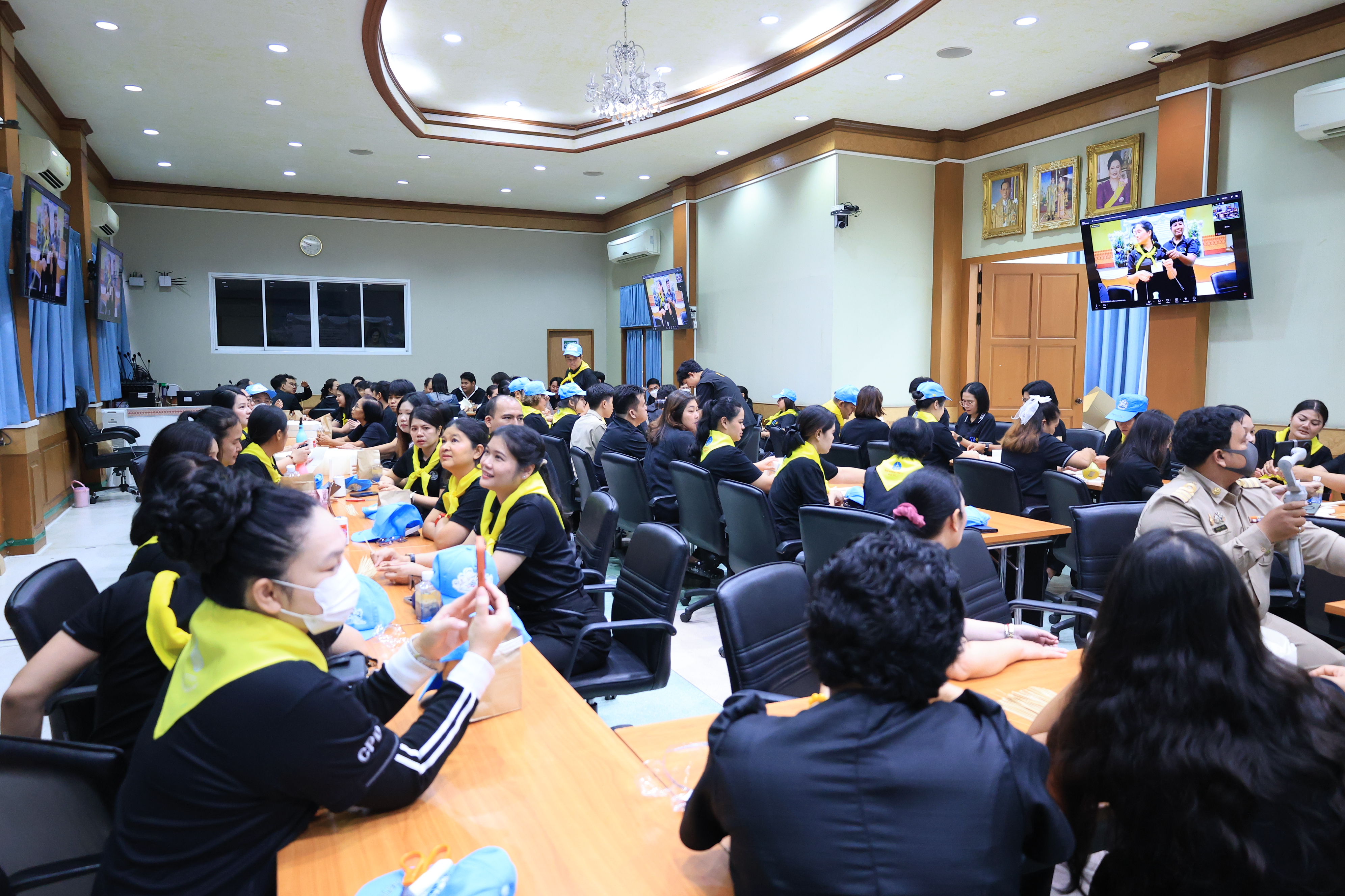 title - ส.ป.ก. จัดกิจกรรม “ประดิษฐ์ดอกไม้ถวายความอาลัย” ส่งเสริมสนับสนุนให้บุคลากรมีจิตสาธารณะและมีส่วนร่วมในการบำเพ็ญสาธารณะประโยชน์